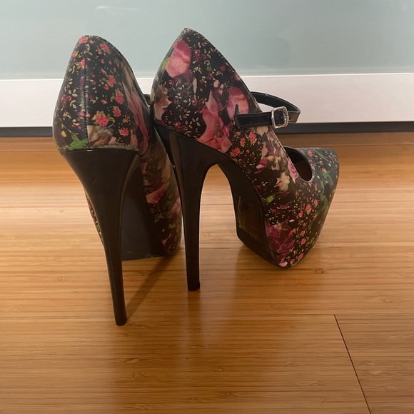 New. 7.5.  Madison shoes, flowers on black - Picture 2 of 4